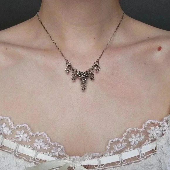 Gothic silver V shaped crown necklace with a small silver chain - Picture 4 of 9